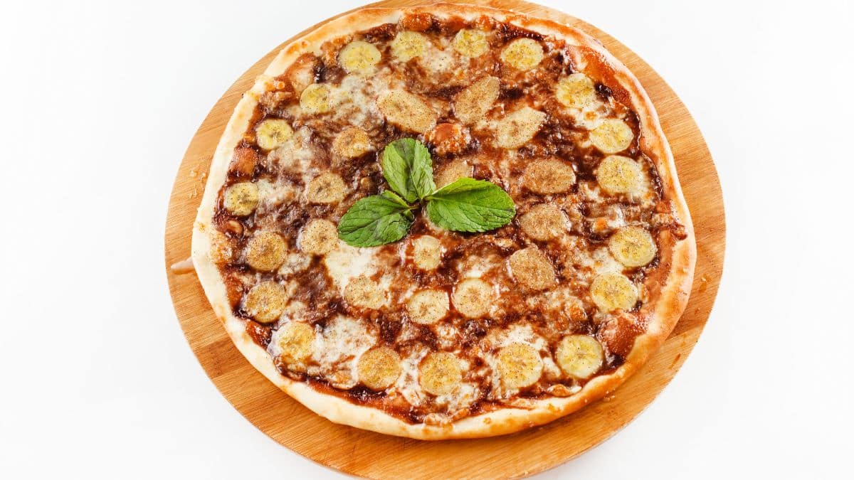 Pizza with banana toppings